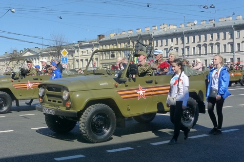 По Невскому