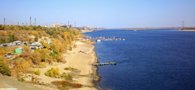 Широкая Волга и берег песчаный