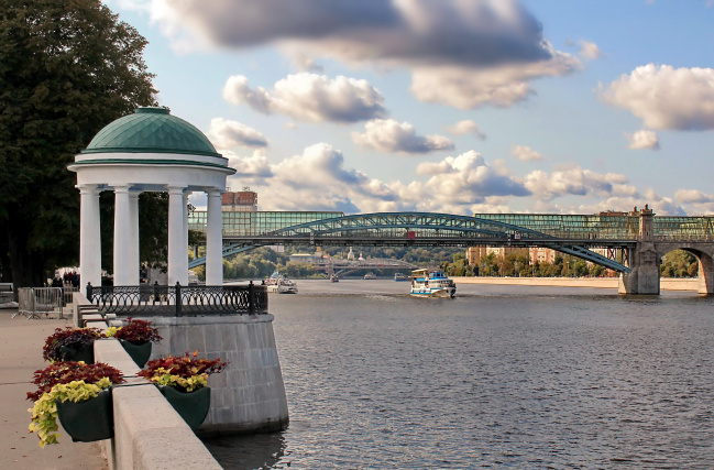 набережная реки Москвы в парке Горького